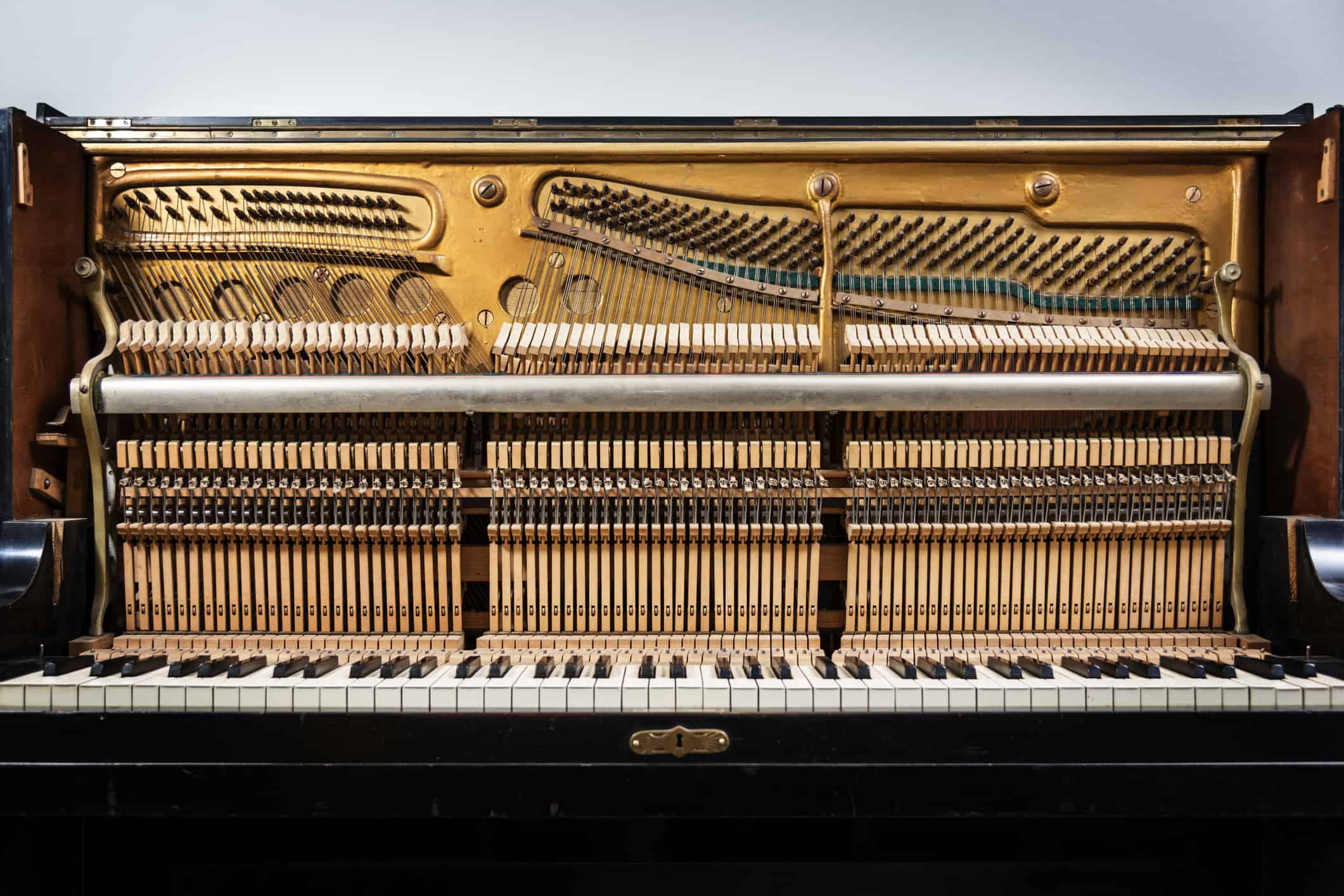 Upright vs. Grand Pianos: Differences & Benefits | Piano Gallery ...