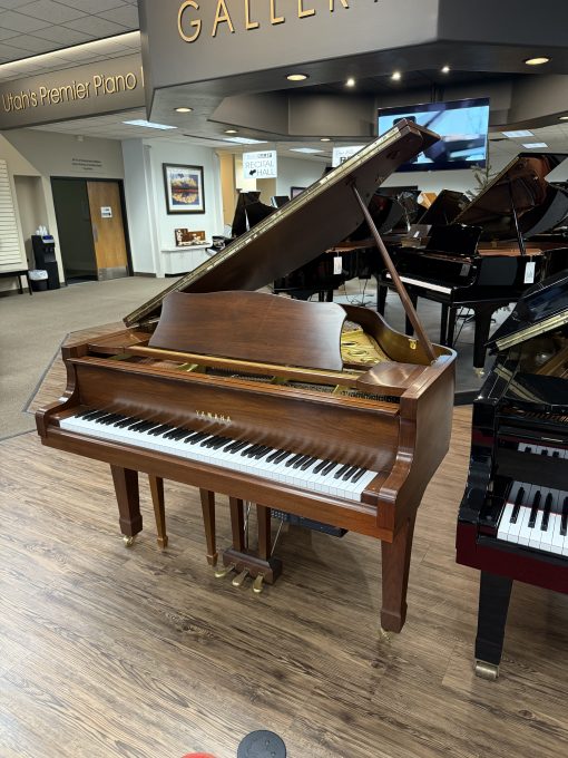 Beautiful Yamaha Baby Grand Piano with Disc Player Satin American Walnut - Orem - Image 2